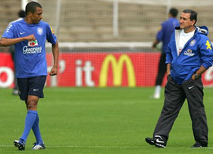 Gilberto Silva ræðir við þjáfrara sinn Carlos Alberto Parreira á æfingu.
