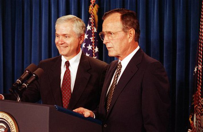 Robert Gates t.h. og Donald Rumsfeld, fráfarandi varnarmálaráðherra.
