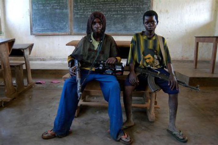 Andspyrnuherinn neyðir börn til hernaðar.