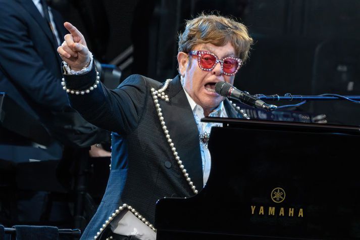 Tónlistarmaðurinn ástsæli stofnaði Elton John AIDS Foundation árið 1992 og hefur safnað yfir 565 milljónum dala fyrir baráttuna gegn alnæmi.