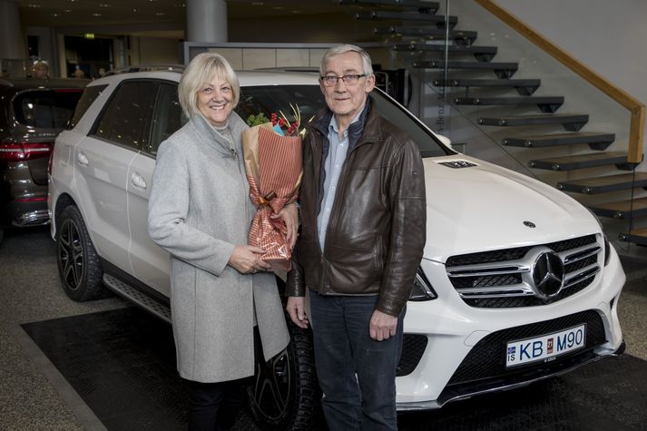 Jónas Karlsson og eiginkona hans Sigrún Brynja Hannesdóttir fegnu blómvönd frá Öskju þegar þau fengu afhentan fimmhundruðasta Mercedes-Benz bíls ársins.