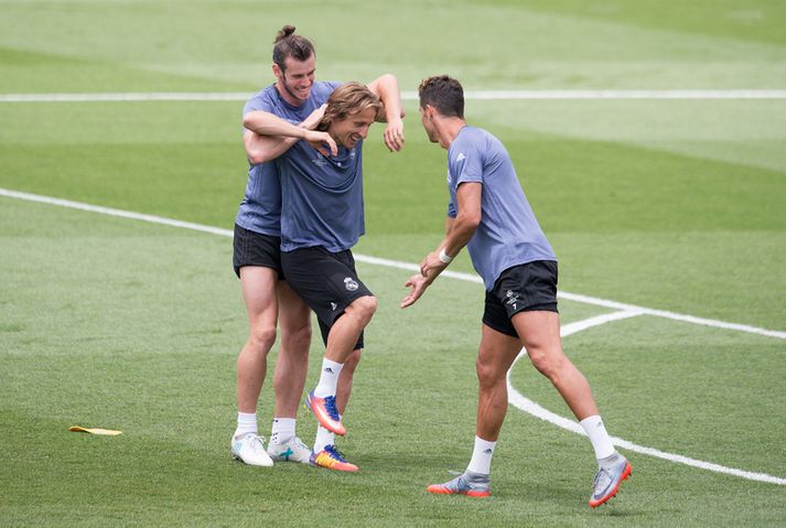 Bale bregður á leik með Luka Modric og Cristiano Ronaldo.