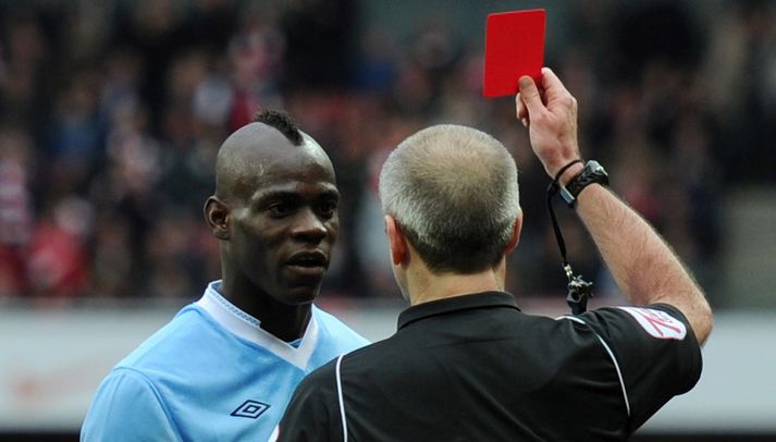 Balotelli fær að líta rauða spjaldið gegn Arsenal í gærdag.
