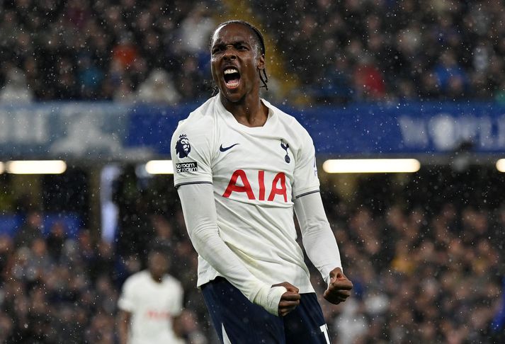 Mathys Tel fagnar marki sínu á Stamford Bridge í kvöld.