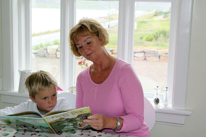 Rannveig Lund leiðbeinir ungum nema.