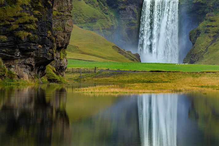 Þyrla Landhelgisgæslunnar var á níunda tímanum í kvöld kölluð út vegna konu sem hafði slasast við skógafoss í Rangárþingi eystra.