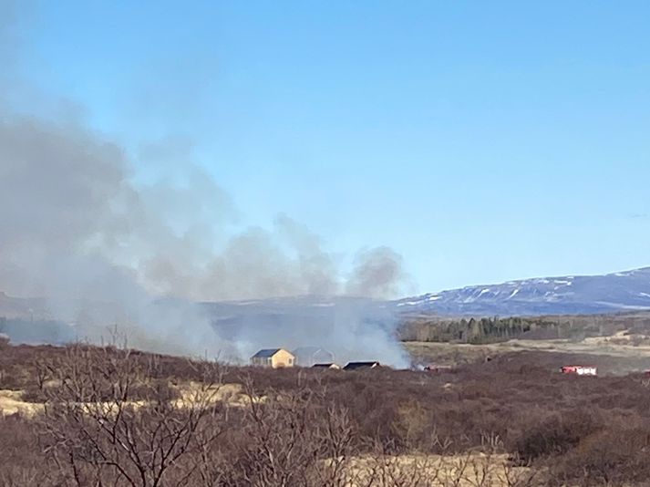 Viðbragðsaðilar vinna að því að slökkva í glóðum.