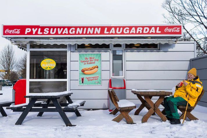 Skúli Fjeldsted Baldursson er kennari á eftirlaunum en hann segist ekki mjög hrifinn af eldamennsku og því sé frábært að leyfa sér eina og eina pylsu svona af og til.
