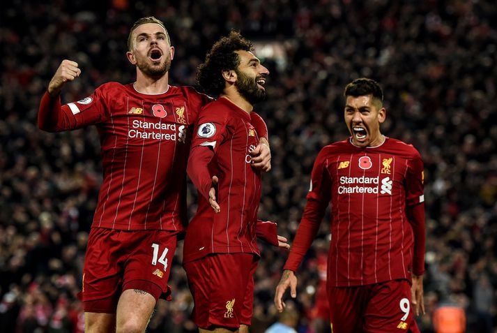 Mohamed Salah fagnar marki á móti Manchester City með Roberto Firmino og Jordan Henderson.