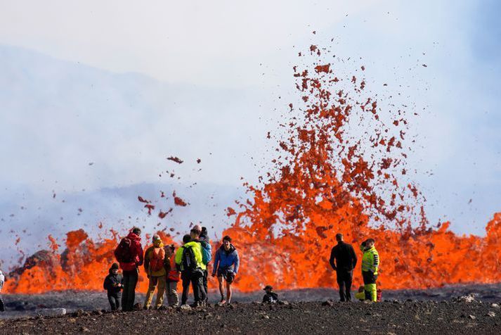 Mikill fjöldi fólks hefur lagt leið sína að eldgosinu í Meradölum. Lögreglan áréttar að mikilvægt sé að fara varlega.