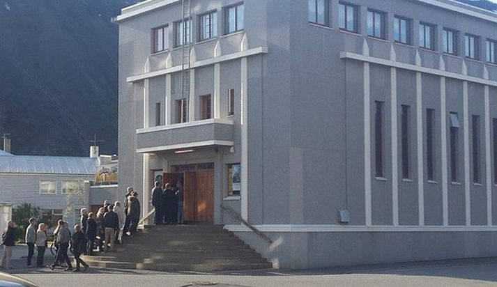 Biðröð við miðasöluna í Ísafjarðarbíói í fyrrakvöld.