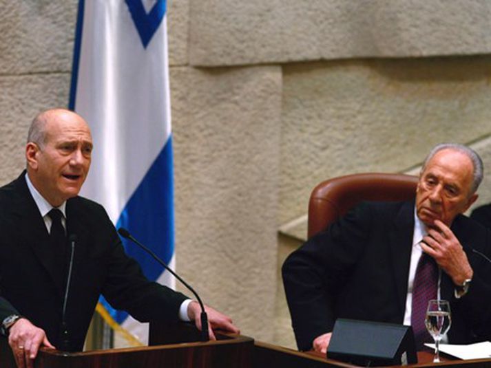 Ehud Olmert og Simon Peres í Knesset í fyrradag.