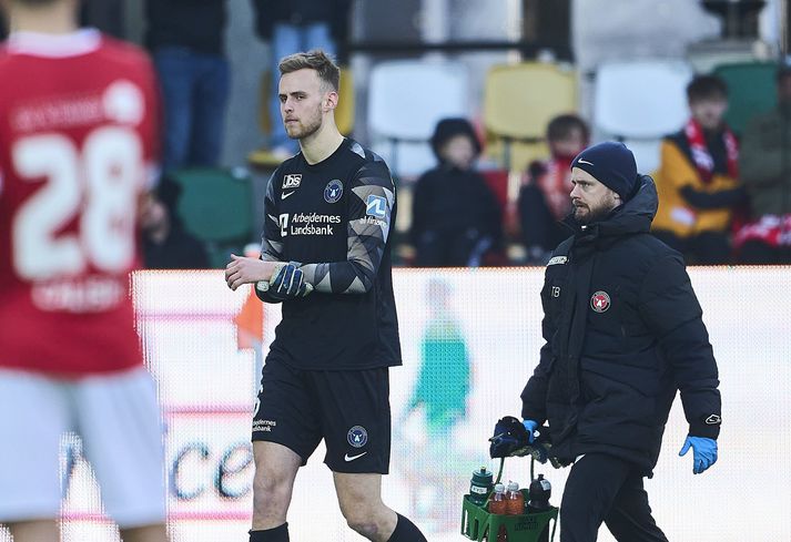 Elías Rafn Ólafsson heldur um vinstri handlegginn sem brotnaði í leiknum gegn Silkeborg í gær.