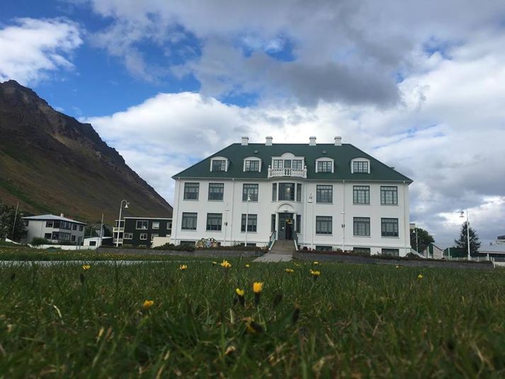 Gamla sjúkrahúsið á Ísafirði er glæsileg bygging. Þaðan verða kvöldfréttirnar sendar út í kvöld.