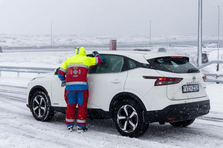 Þessi beið eftir því að komast yfir Reykjanesbrautina í morgun. Opnað hefur verið fyrir umferð um Reykjanesbrautina.