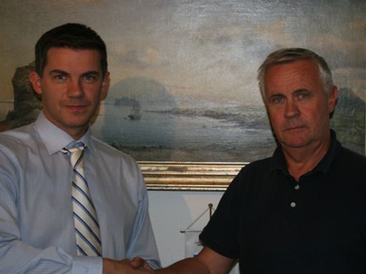 Elliði Vignisson, bæjarstjóri Vestmannaeyjar, og Guðmundur Pedersen, fulltrúi Eimskipa.