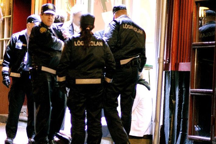 Hópur manna var handtekinn í nótt í annarlegu ástandi, höfðu þá numið mann á brott með sér og barið með hafnarboltakylfu.
