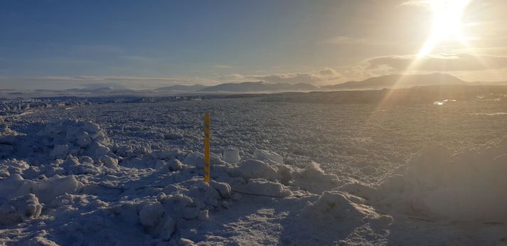 Starfsmenn Vegagerðarinnar hafa staðið vaktina við brúna yfir Jökulsá á Fjöllum.