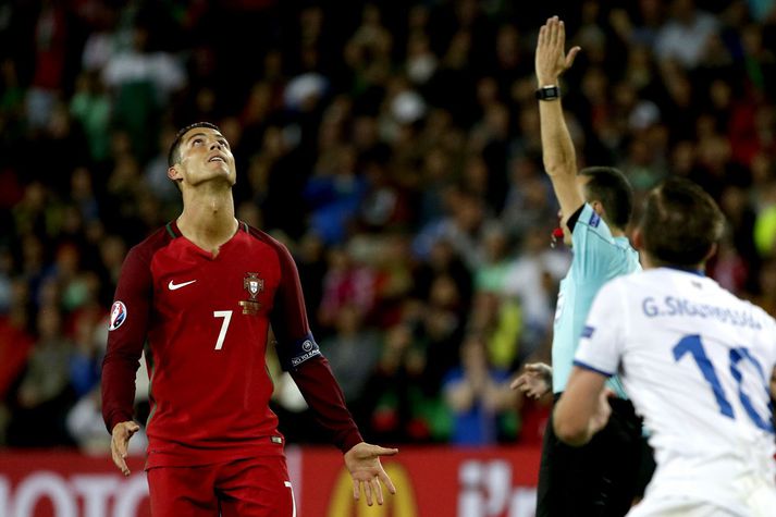 Cristiano Ronaldo horfir til himins í leiknum á móti Íslandi á EM í Frakklandi 2016.