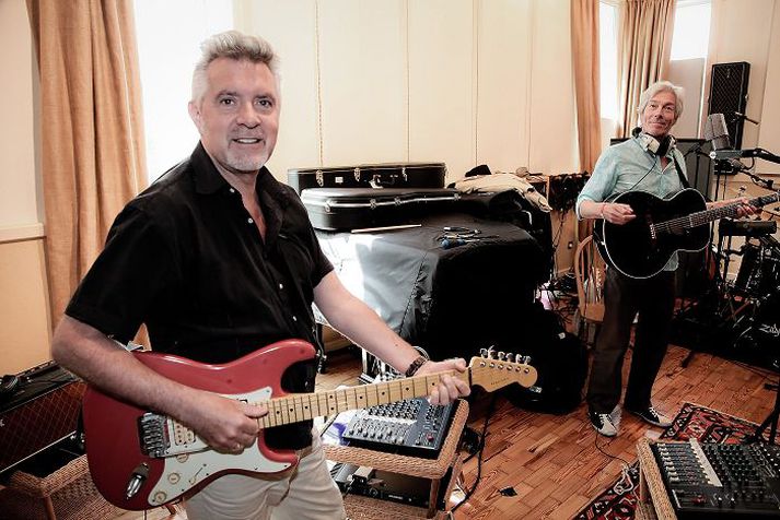 Gítarleikari Manfred Mann's Earth Band (til vinstri) er góður vinur fótboltakappans Heiðars Helgusonar.