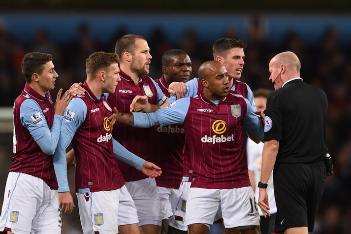 Leikmenn Villa mótmæltu dómi Lee Mason kröftuglega.