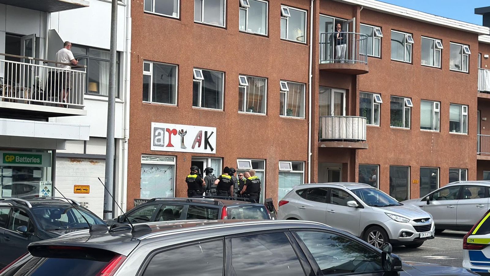 Leidd út í járnum eftir lögregluaðgerð í Skip­holti