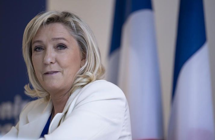 Marine Le Pen mun líklega bjóða sig fram gegn Emmanuel Macron í frönsku forsetakosningunum á næsta ári. Hún segir málið sprottið undan rifjum pólitískra andstæðinga sinna.