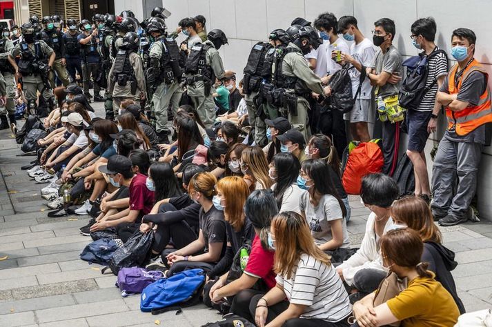 Tugþúsundir íbúa Hong Kong hafa mótmælt aðgerðunum kínverskra yfirvalda.