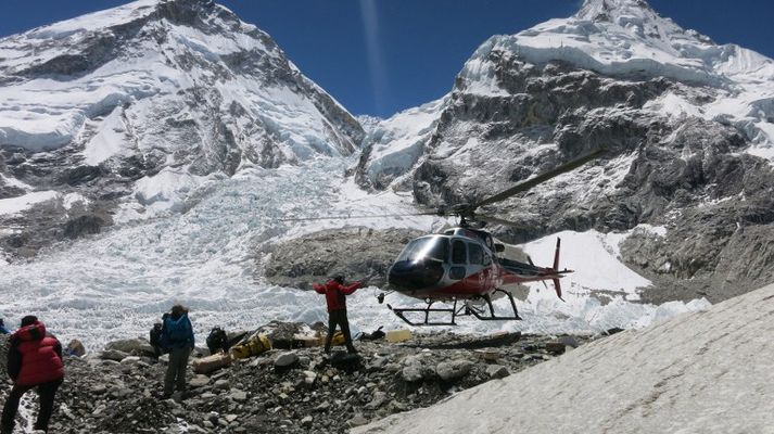 Hæð Everest er um 8.848 metrar.