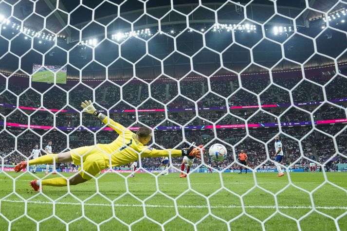 Jordan Pickford var lengi að bregðast við skoti Aurélien Tchouaméni.