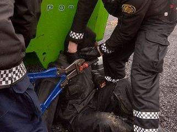 Mótmælendurnir hlekkjuðu sig við ótal tæki og tól í sumar til að stöðva vinnu.