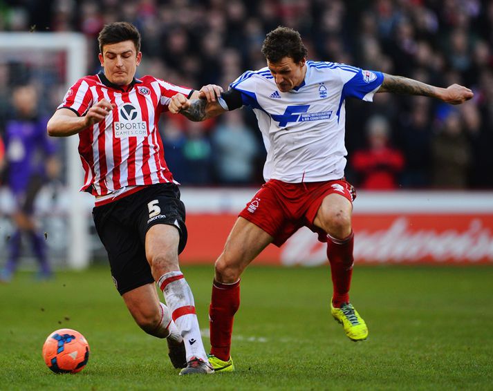 Harry Maguire og Darius Henderson kljást um knöttinn