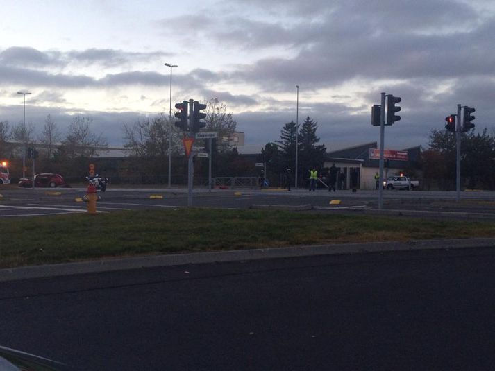Sæbraut var lokað um tíma vegna árekstursins.