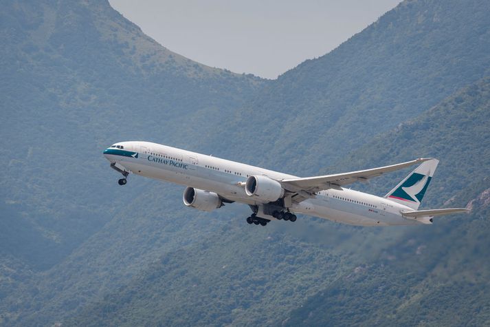 Vél Cathay Pacific sést hér taka á loft frá Hong Kong þar sem höfuðstöðvar félagsins eru að finna.