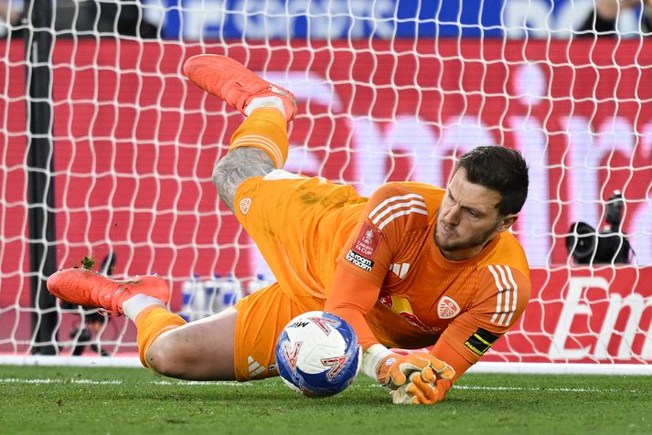 Lucas Perri, markvörður Leeds United, varði tvær spyrnur frá leikmönnum West Ham United í vítakeppninni í mögnuðum bikarleik liðanna á Lundúnaleikvanginum.