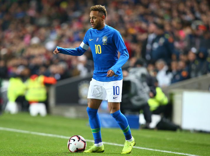 Neymar verður ekki með fyrirliðabandið í Suður-Ameríkukeppninni í Brasilíu í sumar.
