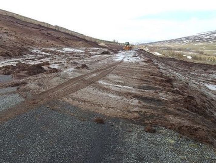 Aurskriða. Myndin tengist ekki aurskriðunni yfir Hnífsdalsveg heldur er um að ræða flóð sem varð í fyrra fyrir norðan.