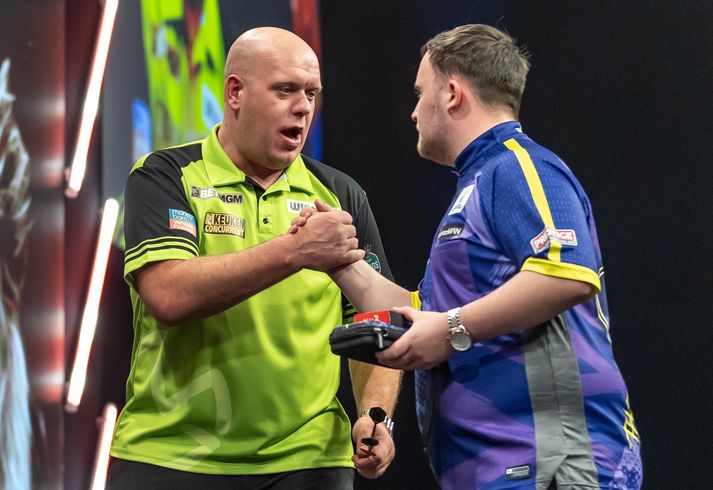 Michael van Gerwen og Luke Littler mættust í miklum spennuleik í úrslitum annars keppniskvöld úrvalsdeildarinnar í pílukasti.