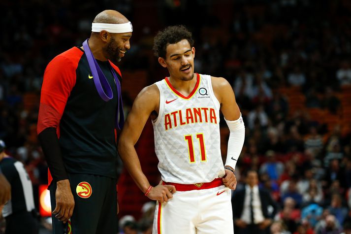 Carter og Young eru samherjar hjá Atlanta Hawks. Á þeim munar 21 ári í aldri.