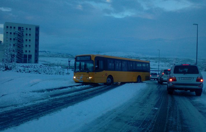 Þessi strætó stoppaði umferð við Vatnsendahvarf til móts við Ögurhvarf kl. 08.30 í morgun.