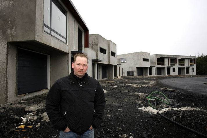Verktakinn Halldór stendur hér við húsin sem í vantar glugga og hurðir. Fréttablaðið/valli