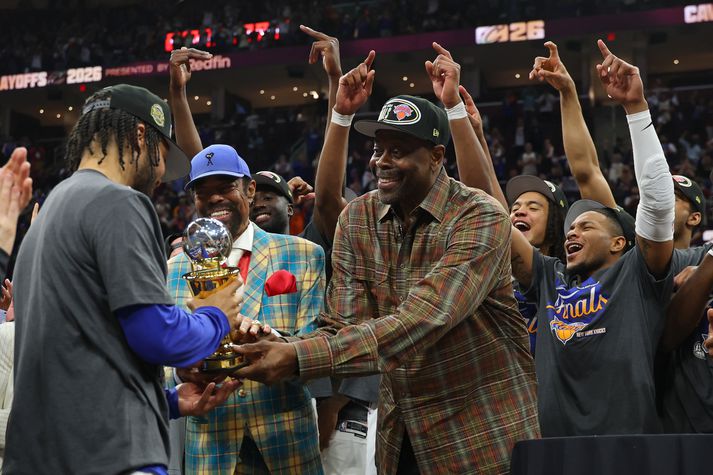 Walt Frazier og Patrick Ewing afhentu Jalen Brunson deildarmeistarabikarinn. 
