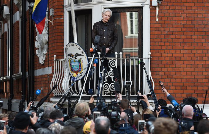 Assange flutti ávarp af svölum sendiráðs Ekvador í gær.
