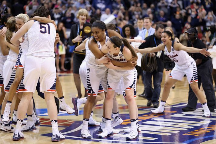 Breanna Stewart fagnar hér með félögum sínum.