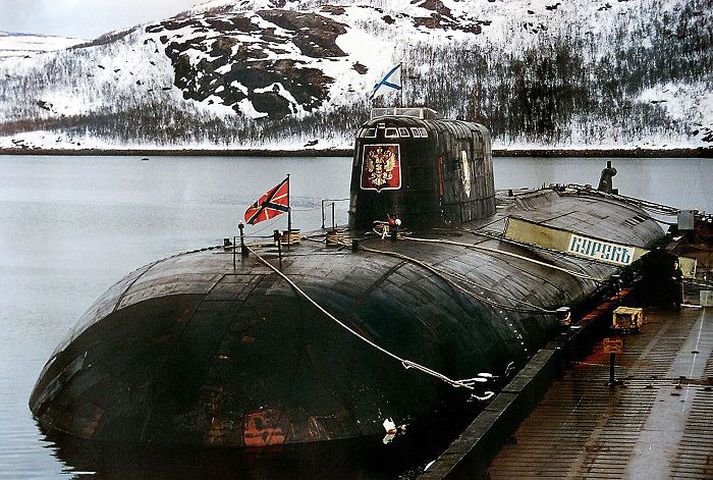 Kafbáturinn Kursk við höfn í Berentshafi, þar sem höfuðstöðvar norðurflota rússneska hersins eru. Þessi kafbátur fórst árið 2000 með 118 manna áhöfn.nordicphotos/AP