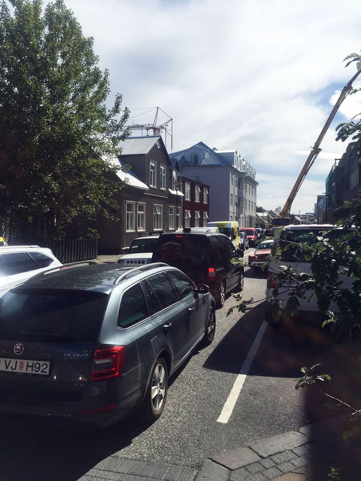 Öngþveiti varð í miðbænum 27. júlí í sumar þegar verktakar lokuðu Hverfisgötu beggja vegna Vatnsstígs svo bílar lentu í sjálheldu..