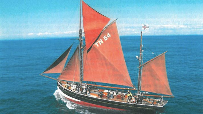 Um er að ræða samstarfsverkefni á milli Faxaflóahafna og Þórshafnar í Færeyjum sem snýst um að Íslendingar og Færeyingar skiptast á að sigla á milli landanna á þessari skútu.