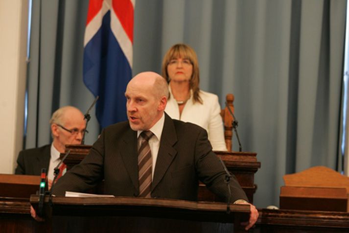 Steingrímur J. Sigfússon, fjármálaráðherra, vill tóna niður yfirlýsingar um hugsanlega yfirvofandi gos í Kötlu.