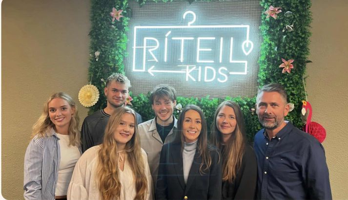 Heba Brandsdóttir ásamt eiginmanni og börnum þeirra beggja en fjölskyldan stendur öll á bak við hringrásarverslanirnar Ríteli í Smáralind og nú Ríteil Kids í Holtagörðum. Opnunarhátíð í Holtagörðum fer fram á morgun, laugardag.