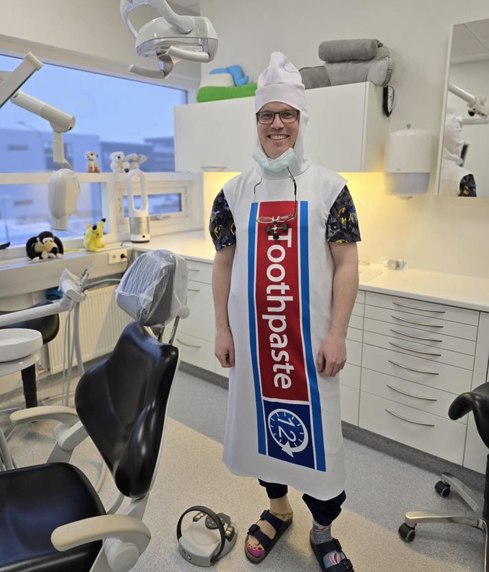 Búningur dagsins, tannkrem hjá Sverri tannlækni á Selfossi.